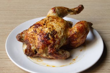 Baharatlı tam ızgara tavuk.