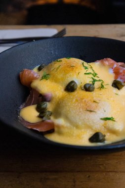 Brunch için Benedict yumurtaları