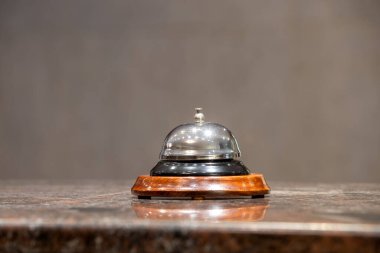 Eski otel zili mermer tezgahta