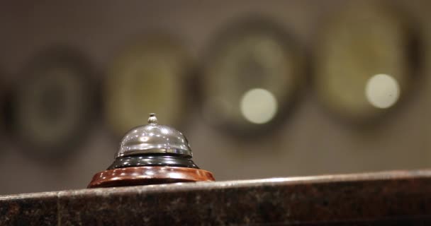 Zadzwoń Starego Hotelowego Dzwonka Stoisku Marmuru — Wideo stockowe