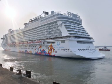 Surabaya / Endonezya - 27 Ağustos 2019: Akşamları Tanjung perak surabaya limanından gün ışığı altında rüya yolcu gemisi yaratmak