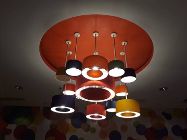 Gecenin karanlığında daire şeklinde lambayla sarkıyan iç mekan.