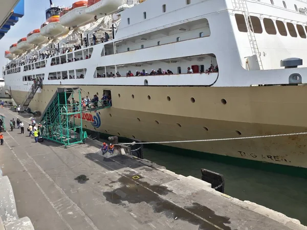 İzole edilmiş Plumeria güzel kırmızı tropikal çiçek yağmurdan sonra genellikle fransız gülü olarak adlandırılan bir damla suyla