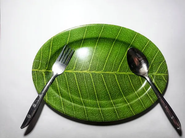 Green Plate Leaf Theme Isolated White Background Spoon Fork — Φωτογραφία Αρχείου