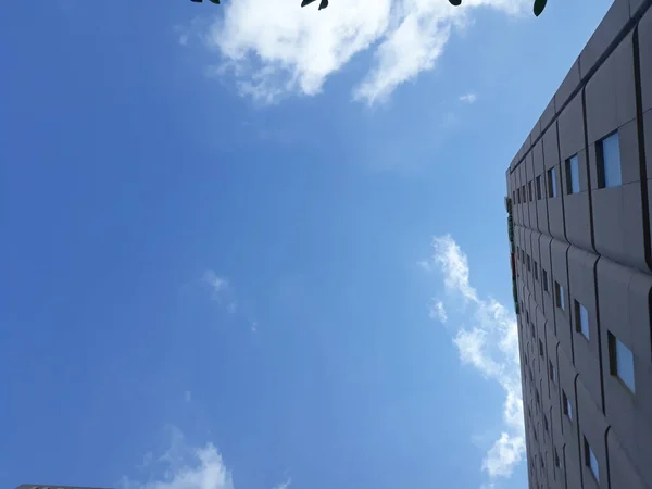 View Bright Blue Sky Clouds High Building — Stock Photo, Image