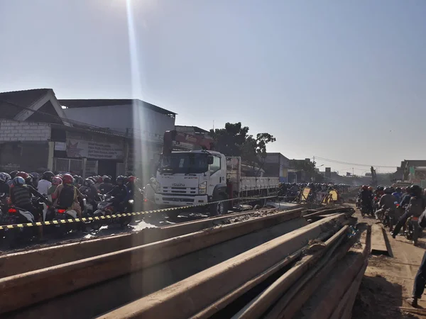 Surabaya, Doğu Java, Endonezya - 1 Ağustos 2019: İnsanların işe gittiği sabah kalabalık bir cadde