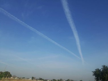 Yoğun beyaz bulutlu mavi gökyüzü güneşli bir günde