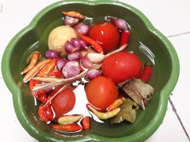 İzole malzeme, beyaz baharat ve sarımsak, arpacık soğanı, domates, biber, patates ve defne yaprağı karışımı.