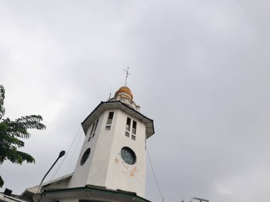 Kara bulutlu gökyüzünün altında Perak Surabaya 'nın eski koloni şamandıra limanı
