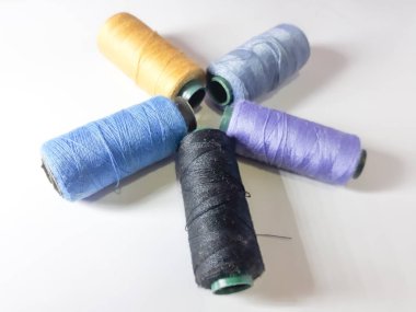 Renklerle dolu izole edilmiş beyaz dikiş ipliği