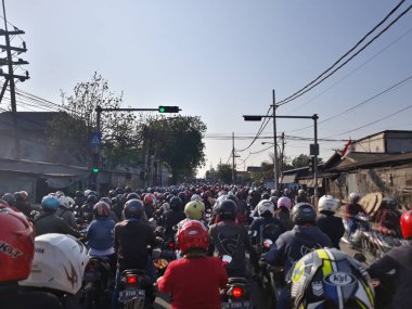 Surabaya, Endonezya - 6 Eylül 2019: trafik sıkışıklığı kuyruğu çok uzun yapıyor