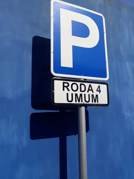 Mavi arka planda dört tekerlek için park tabelası