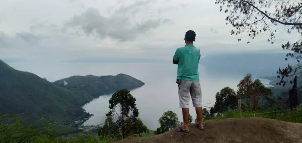 Lonely Man Contemplating While Enjoy Lake Toba Evening Lake Toba — ストック写真