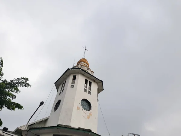 Kara bulutlu gökyüzünün altında Perak Surabaya 'nın eski koloni şamandıra limanı