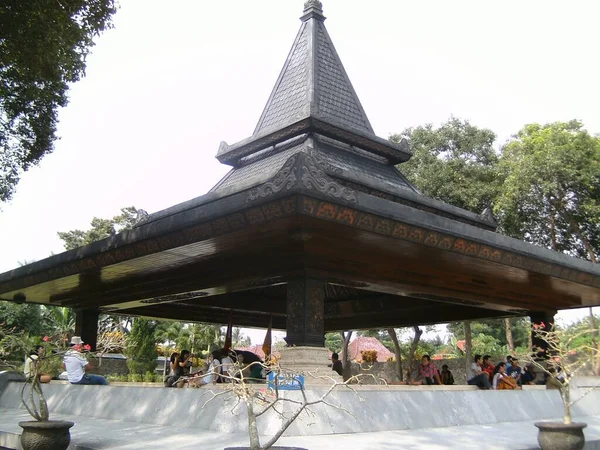 Blitar, Endonezya - Eylül 2008: Bay Soekarno 'nun geleneksel Cava binasının altındaki mezarı genellikle Cava dilinde pendopo olarak adlandırılır.