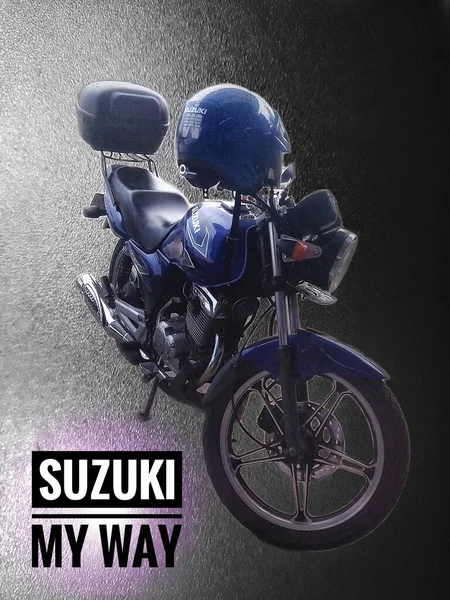 Surabaya, Endonezya - 21 Temmuz 2022: Suzuki Thunder tecrit edilmiş arka plan. Suzuki uluslararası markalardan biridir.
