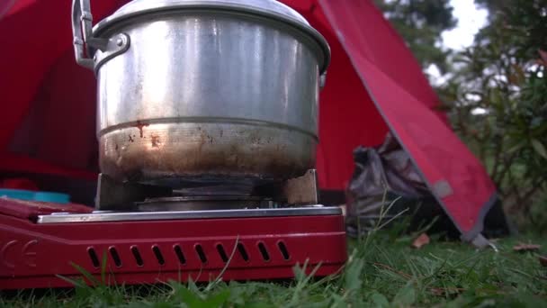 Μαγείρεμα Του Νερού Χρησιμοποιώντας Σόμπα Ενώ Κάμπινγκ Στα Βουνά — Αρχείο Βίντεο