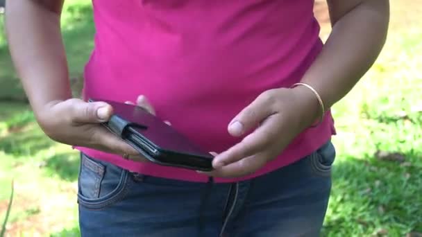 Рука Женщины Достает Телефон Кармана Брюк — стоковое видео