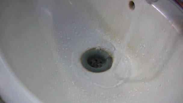 水从洗手区的水龙头流出来 — 图库视频影像