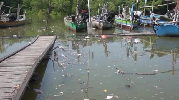 Barco Pesca Tradicional Madera Está Atracado Río Cerca Del Mar — Vídeos de Stock