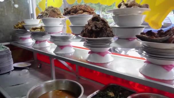 Garçom Restaurante Padang Está Preparando Ordem Dos Alimentos Famosos Rendang — Vídeo de Stock