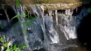 kayalarda akan saf ve temiz dağ suyu.