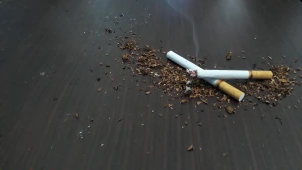 概念のアイデアは テーブルの中にタバコとタバコをみじん切り — ストック動画