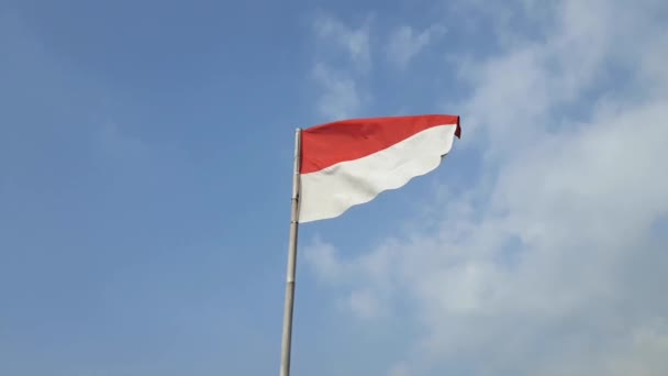 Indonesische Rot Weiße Flagge Weht Einem Sonnigen Tag Auf Einer — Stockvideo