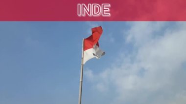 Güneşli bir günde bambu direğinde dalgalanan Endonezya kırmızı ve beyaz bayrağı.