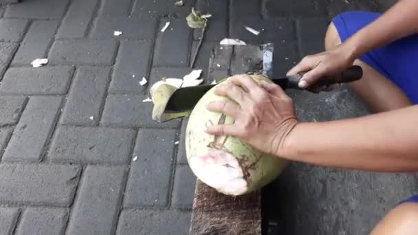 Loupání Kokosových Ořechů Nožem — Stock video