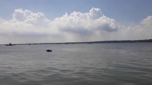Łódź Środku Morza Wygląda Małą Spokojne Fale Morskie Słoneczny Dzień — Wideo stockowe