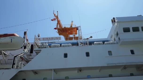 印度尼西亚 苏拉巴亚 2022年7月21日 救生艇和汽艇顶部在风中飘扬 船舷上有一艘属于船身的船 — 图库视频影像