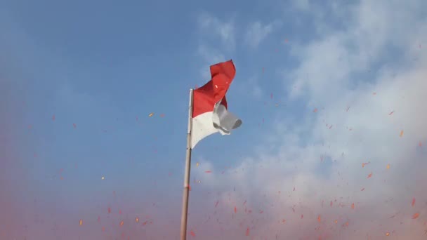 Ινδονησιακή Κόκκινη Και Άσπρη Σημαία Που Κυματίζει Στύλο Μπαμπού Την — Αρχείο Βίντεο