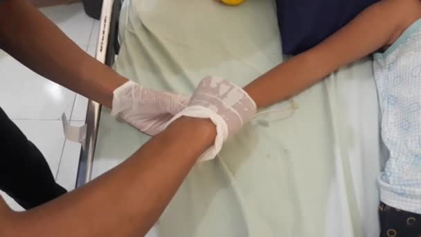 Der Vorgang Dass Eine Krankenschwester Einem Krankenhaus Eine Infusionsnadel Der — Stockvideo
