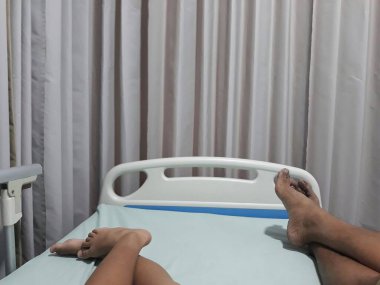 Baba ve kız ayakları hastane yatağında.