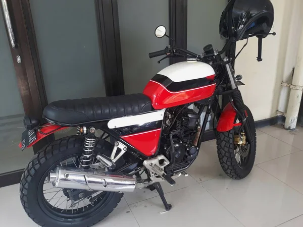 Beyaz ve kırmızı renkli bir sanat modifikasyon motoru