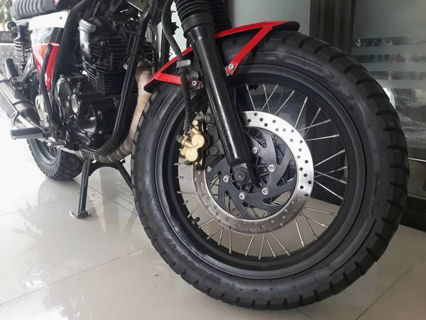 Beyaz ve kırmızı renkli bir sanat modifikasyon motoru