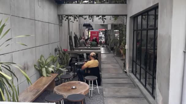 Surabaya East Java Indonesien September 2022 Man Röker Lättvindigt Restaurang — Stockvideo