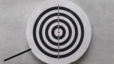 harfi harfi harfi harfi ile hareket kelime ok ile hedef odaklanmak iş, sunum ve eğitim için Dart tahtası fiske bıçak kullanın