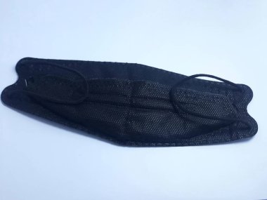 Virüslere ve sağlık, çevre ve moda endüstrisine yönelik hava kirliliğine karşı korunmak için beyaz mavi maskeleri kapatın