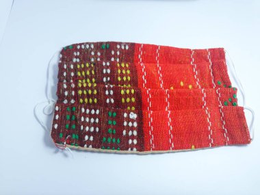 Virüslere ve sağlık, çevre ve moda endüstrisine yönelik hava kirliliğine karşı korunmak için beyaz mavi maskeleri kapatın