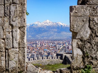 Şehir ve dağlar kale duvarlarıyla çevrili. Yüksek kalite fotoğraf. Arnavutluk 'taki Rozafa şatosundan Shkoder manzarası. Nüfuslu şehir ve arka planda görünen dağlar.