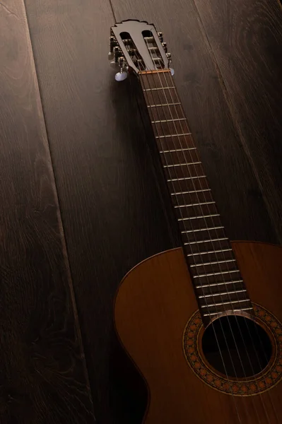 Класична Гітара Картонна Дошка Головка Машини Фоні Темного Дерева Копіювальним — стокове фото