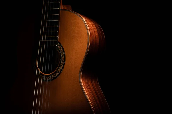 Guitarra Clássica Close Dramaticamente Iluminado Fundo Preto Com Espaço Cópia — Fotografia de Stock