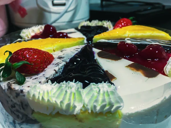 Смачний Красивий Десерт Торт Ягодами Шоколадом — стокове фото