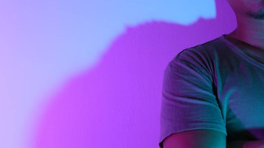 Gömlekli bir insan. Sunum veya web sayfası arkaplanı için boşluk konseptini kopyala