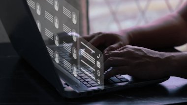 Dizüstü bilgisayarda sanal dizin bağlantısı olan bir kullanıcı daktilo ediyor. Bizimle iletişime geçmek için kavram.
