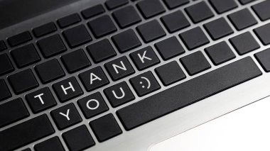 Laptop klavye tuşuna bastığın için teşekkür ederim. İş ve takdir kavramı.