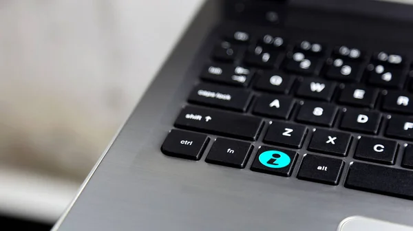 Dizüstü Bilgisayarın Klavye Tuşundaki Mavi Bilgi Simgesine Basılıyor Mali Eğitim — Stok fotoğraf