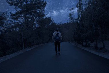 Büyüleyici bir dünyayı dolaşan bir gezgin.